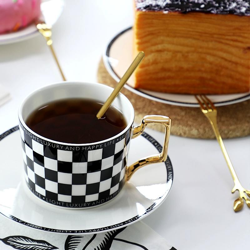Кофейные чашки и блюдца из тонкого костяного фарфора, 270 мл, красиво глазурованные, с золотой отделкой, чайная чашка с ручкой, керамические кофейные чашки с золотой ложкой