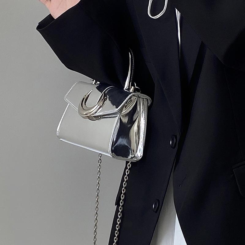 Чувство роскоши Женская маленькая квадратная сумка через плечо с замком-полумесяцем Модная лакированная кожа Однотонная Универсальная ручная сумка-кроссбоди с цепочкой CLE