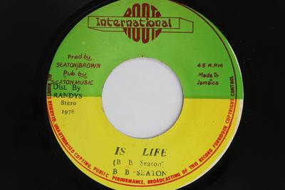 7-дюймовая пластинка B B SEATON - Is Life / Dub Wid Life 6542 ROOTS INTERNATI 1978 Ямайка Регги, Ска и Даб Б/у