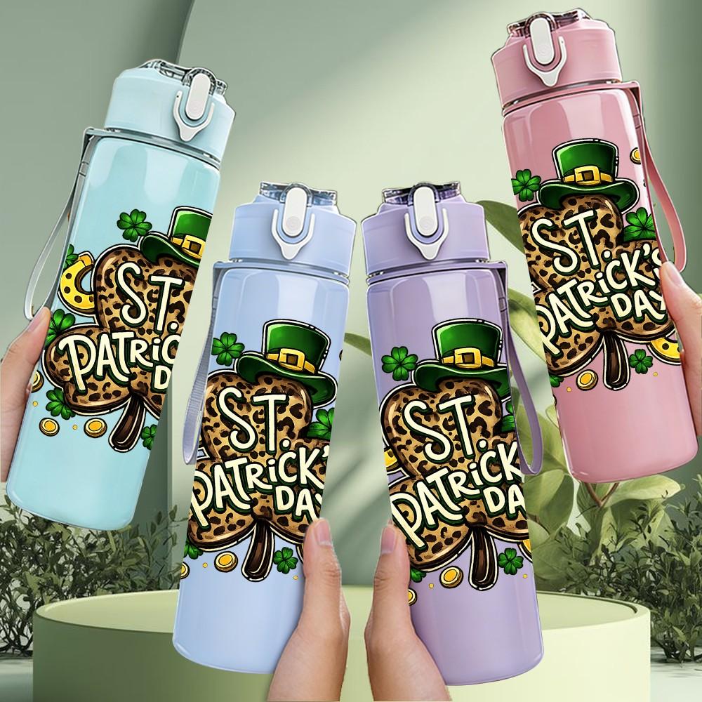 1PC Retro Saint Patrick Text Art 750ml Color Plastic Sports Water Bottle Leakproof Flip Straw Lid Suitable for Sports Office Home Use