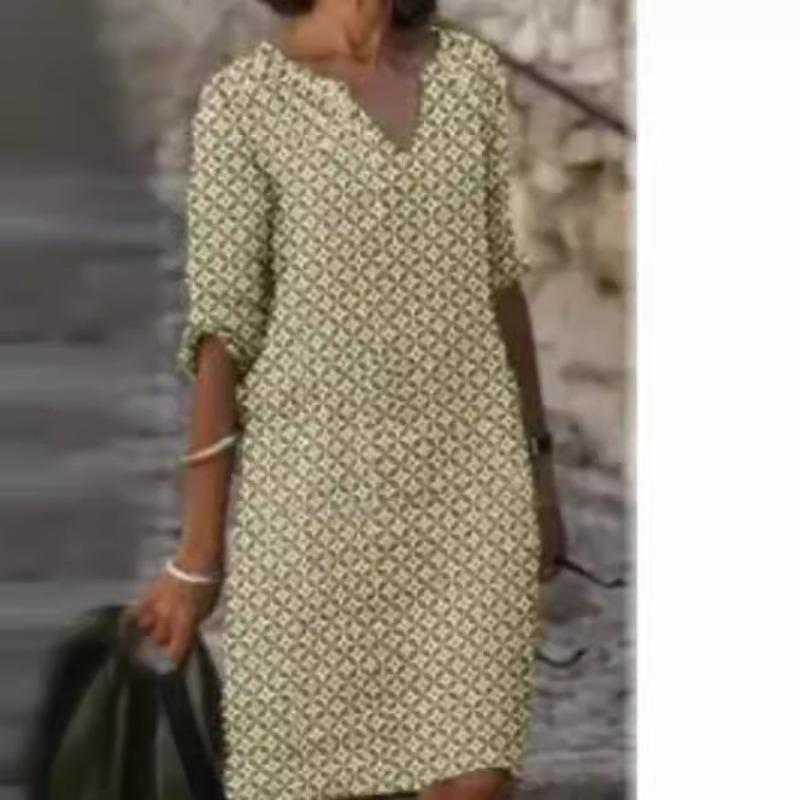 Женское платье с V-образным вырезом и принтом