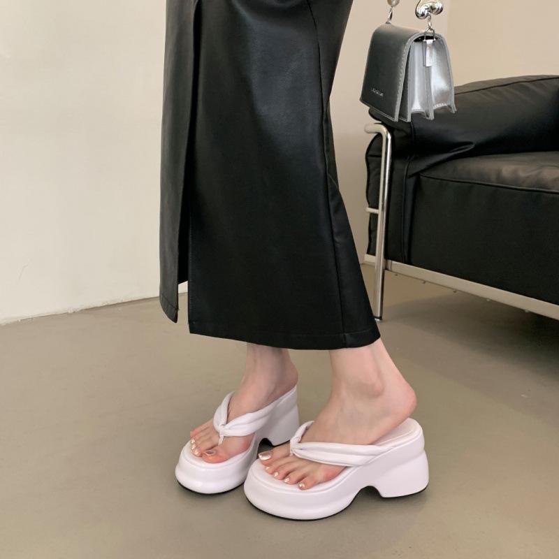 Французские шлепанцы на толстой подошве женские 2025 новые серебристые холодные тапочки, летняя одежда пляжные сандалии