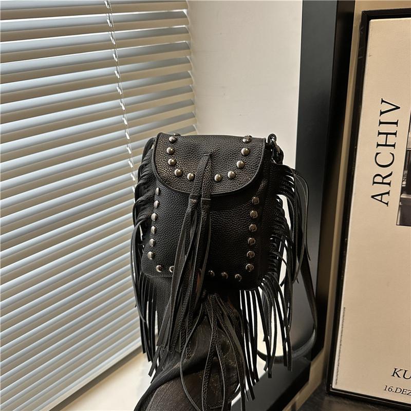 Трендовая модная сумка с бахромой и заклепками, популярный дизайн, женские сумки, новая повседневная универсальная наплечная сумка-мессенджер