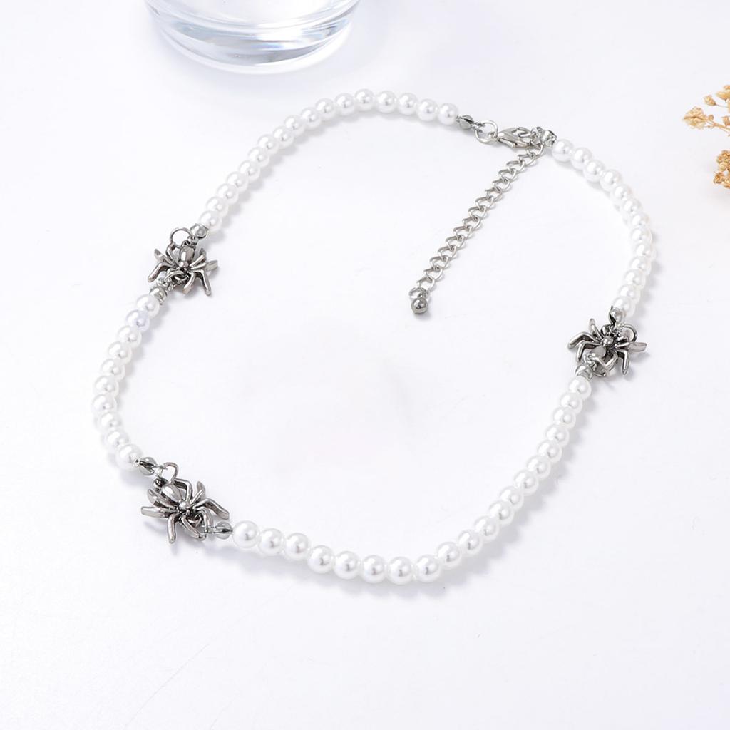 European and American simple fashion personality INS style imitation pearl beaded alloy spider collarbone chain versatile casual necklace women