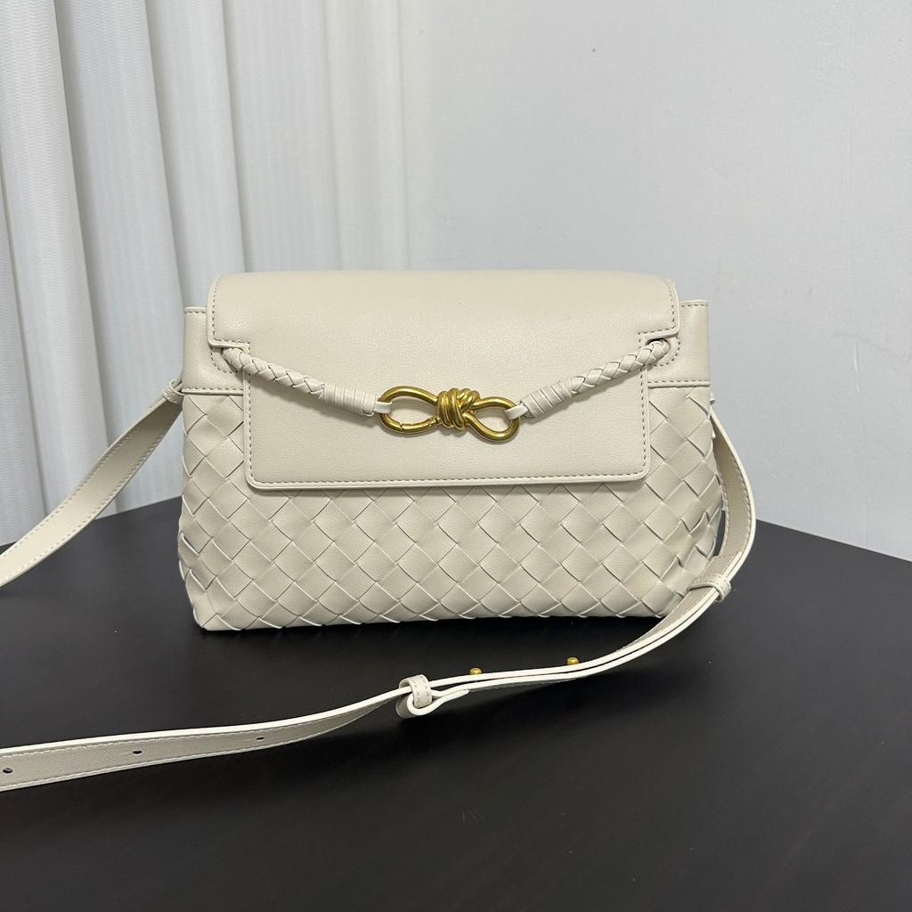 2025 Early New Hot Woven Bag Niche Design Versatile Shoulder Bag Simple Crossbody Commuting Bag