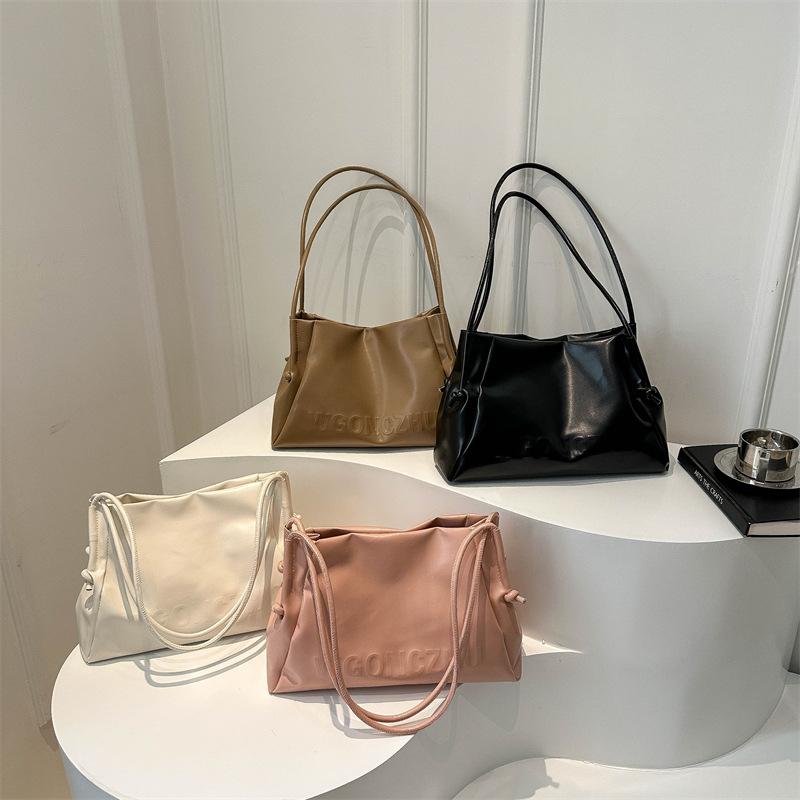 Нишевая простая сумка подмышкой большая женская 2024 новая темпераментная женская сумка через плечо мягкая поверхность сумка-тоут для поездок на работу