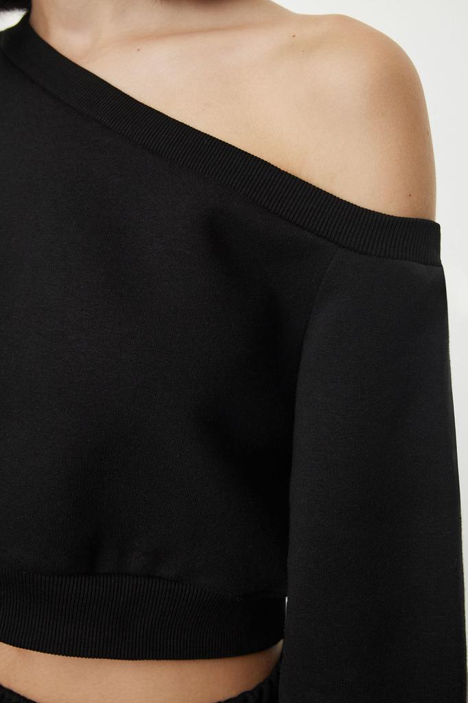 Women's Fashionable Stylish Sweatshirt Black Regular Fit Thick Inside Fleece Crop Asymmetrical Collar Knitted Sweatshirt