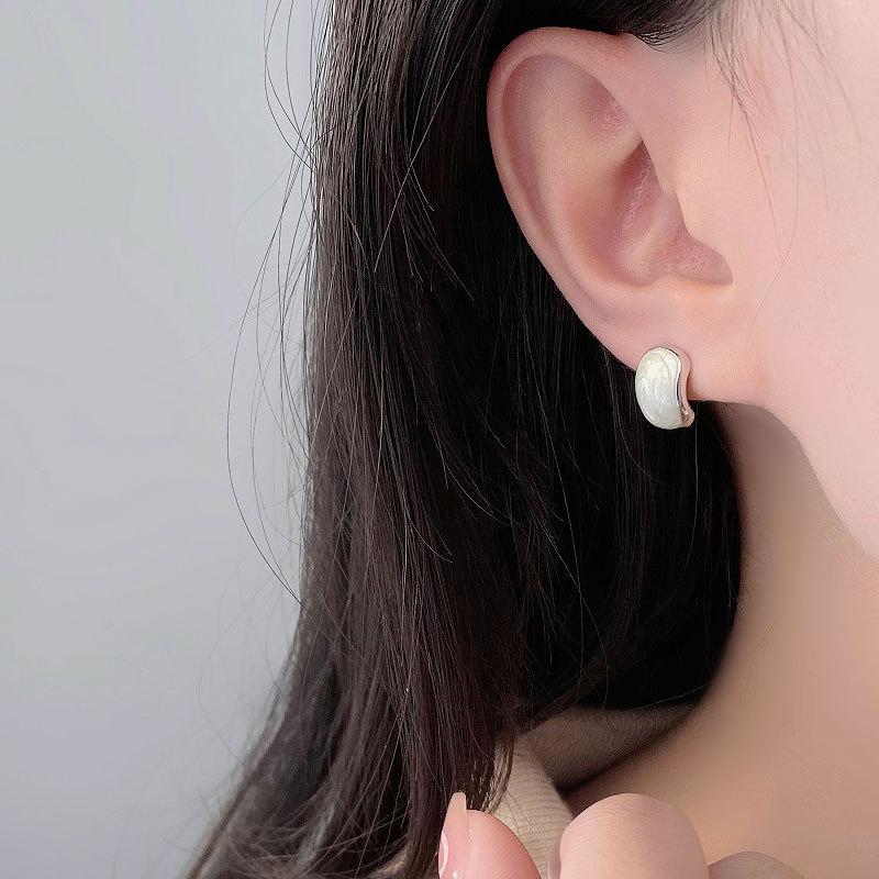 Геометрические серьги с клеевой щеткой Модный темперамент Легкие роскошные высококачественные простые серьги Ниша
