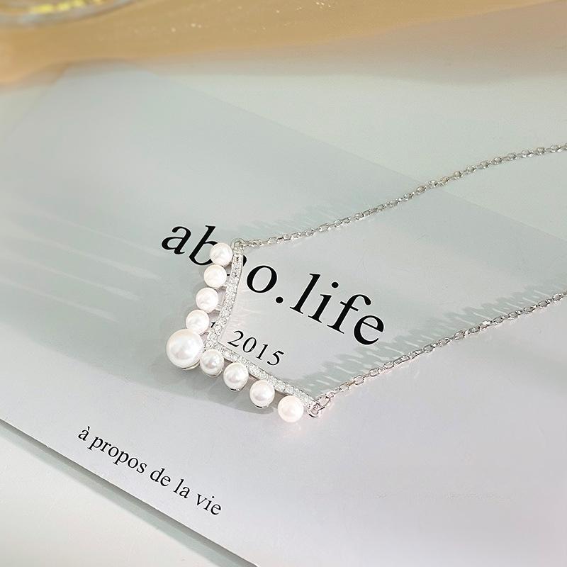 Темпераментное V-образное жемчужное ожерелье для женщин с легкой роскошью и высоким чувством французского элегантного романтического шейного платка