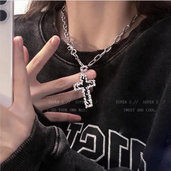 Женское ретро ожерелье с подвеской в виде креста из фольги - Хип-хоп крутая цепочка для свитера с нишевым дизайном.