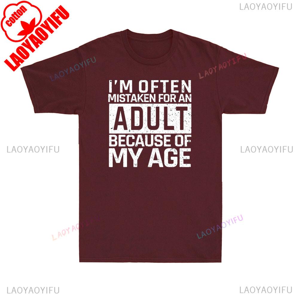 Меня часто принимают за взрослого из-за моего возраста. Забавная надпись. Мужские забавные футболки. Графические футболки. Летние хлопковые футболки-топы