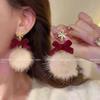 2024 Красные бархатные плюшевые серьги-бантики: Уникальный дизайн мехового шарика осень-зима для женщин
