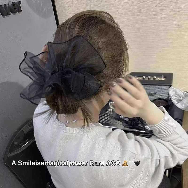 Элегантная корейская резинка-скранчи с синей полосатой кружевной отделкой