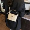 Нишевый дизайн модная универсальная сумка-тоут для通勤 женская весенняя новая простая сумка-мессенджер сумка-ведро