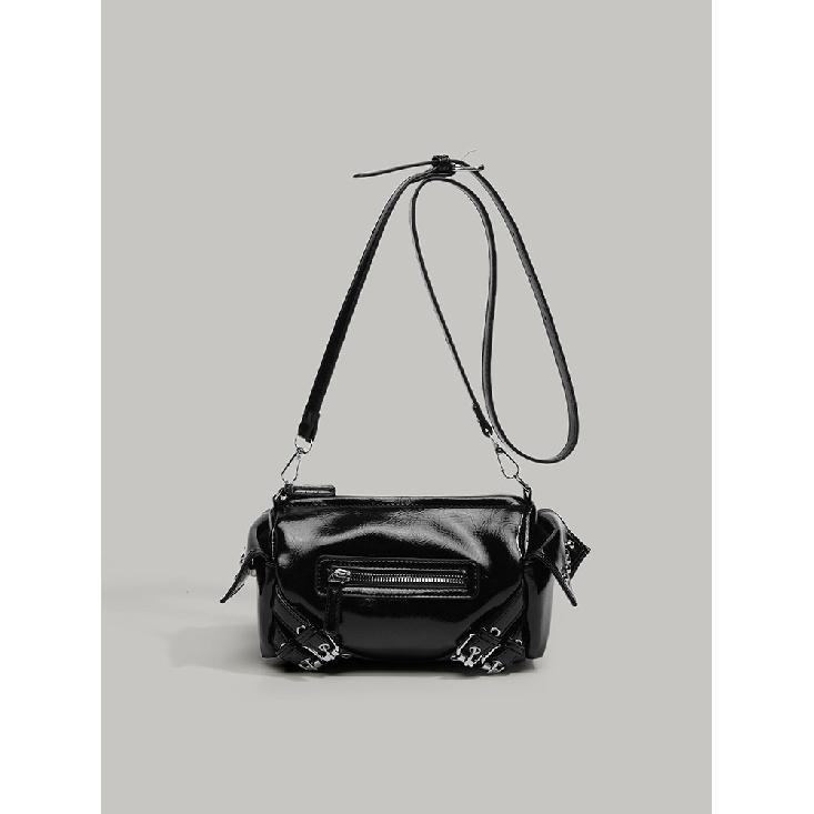 Korean niche design studded biker bag 2025 new trendy cool fashion hot girl shoulder bag with a high-end feel crossbody bag