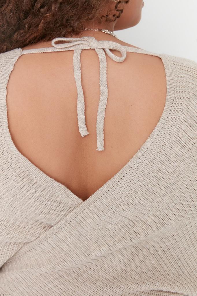 Женский стильный свитер больших размеров с каменным трикотажем