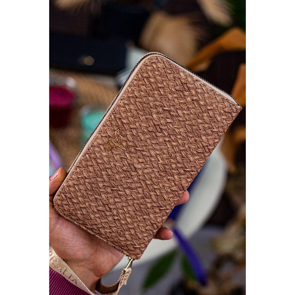 Tilburg Кошелек-портфель с ручкой на запястье и соломенным узором сливово-фиолетового цвета с большим количеством визитниц