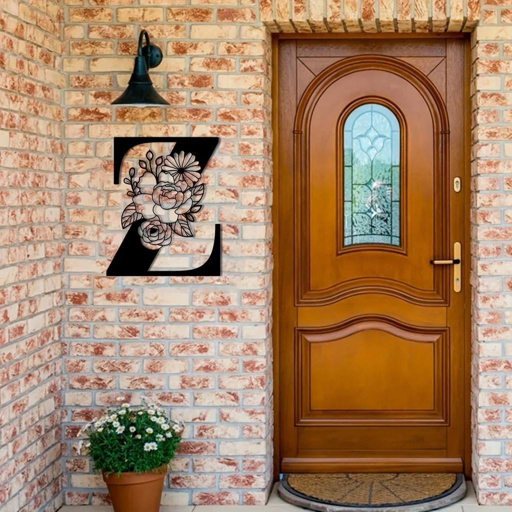 Потрясающая металлическая табличка с цветочными буквами-монограммами! Металлическое настенное искусство. Цветочный декор стен с заглавными буквами алфавита. Буквы для стен своими руками. Знак на заднем плане.