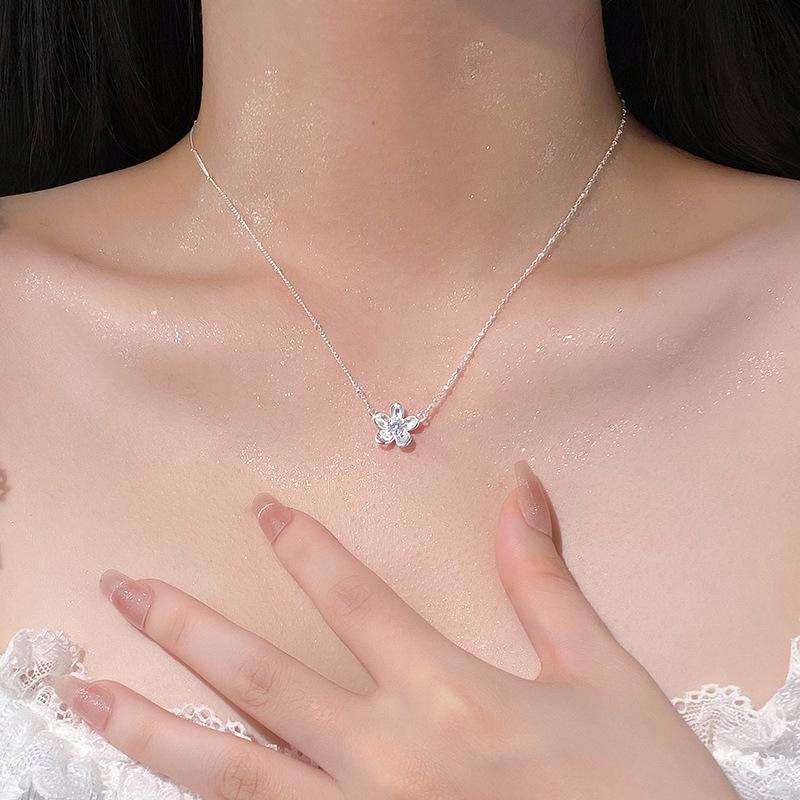 Милое цветочное ожерелье для женщин в новом стиле: Простой, модный, изысканный, маленький и свежий темперамент