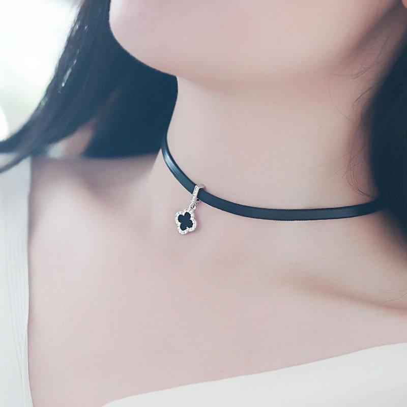 Модное черное ожерелье-чокер с четырьмя листочками клевера – универсальная, простая и стильная цепочка на ключицу для женщин