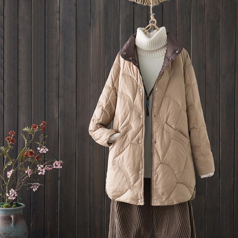 Женская легкая куртка-пуховик на осень и зиму в стиле ретро