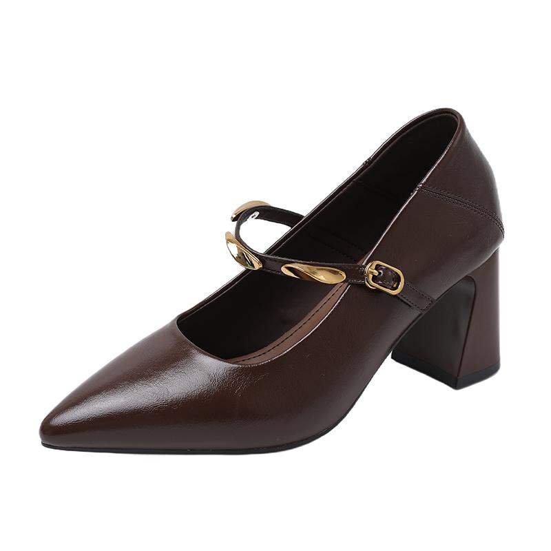 Мода Новая французская модель туфель-лодочек с острым носком и массивным каблуком для женщин, украшенная ретро металлической бретелькой через плечо и неглубоким вырезом.