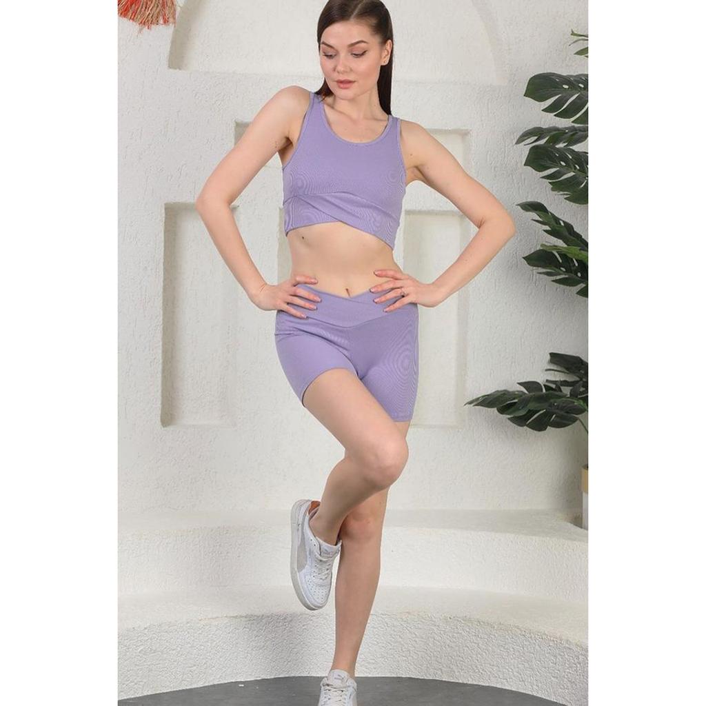 Спортивный комплект из бюстье и шорт в рубчик