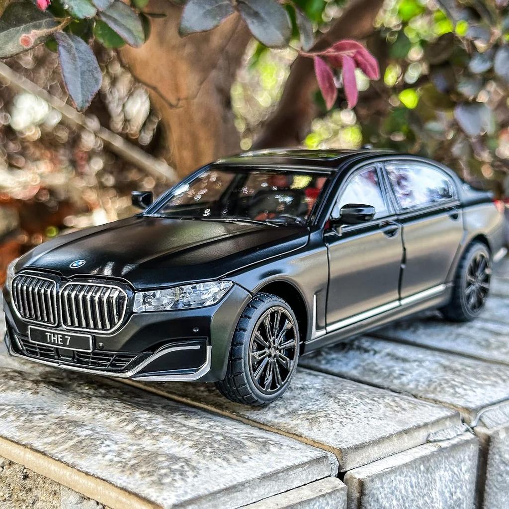 Модель автомобиля BMW 760 в масштабе 1/24, игрушечный автомобиль из цинкового сплава со звуком и светом для детей, подарок для мальчиков и девочек