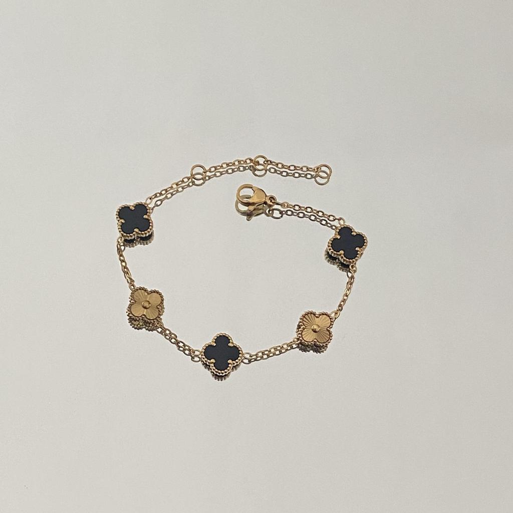 Женский универсальный браслет из титановой стали с четырехлистным клевером - Моющийся, Не выцветающий, Роскошный аксессуар для рук в европейском и американском тренде