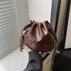 Повседневная маленькая сумка для женщин Весна Новая однотонная Простая и модная корейская версия красивой сумки кроссбоди Ins Сумка-ведро