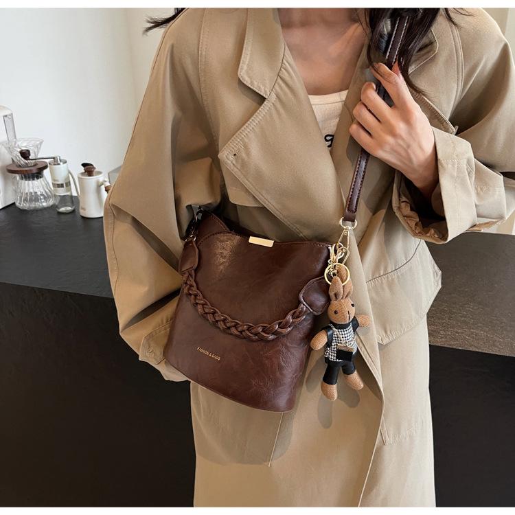 2024 Retro Women's Crossbody Bucket Bag: Early Autumn Versatile Fashion with New Texture