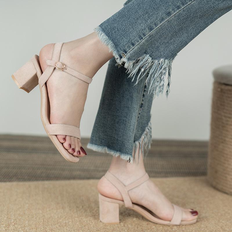 Корейские модные сандалии 2024 года, летние новые простые толстые каблуки, мягкая подошва, универсальные, удобные, темпераментные, женские туфли, нескользящие