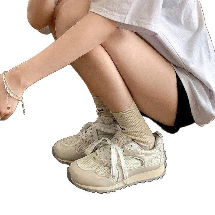 Популярные универсальные белые легкие кроссовки из сетки на толстой подошве женские 2025 новая весна увеличивающие рост повседневные папины кроссовки