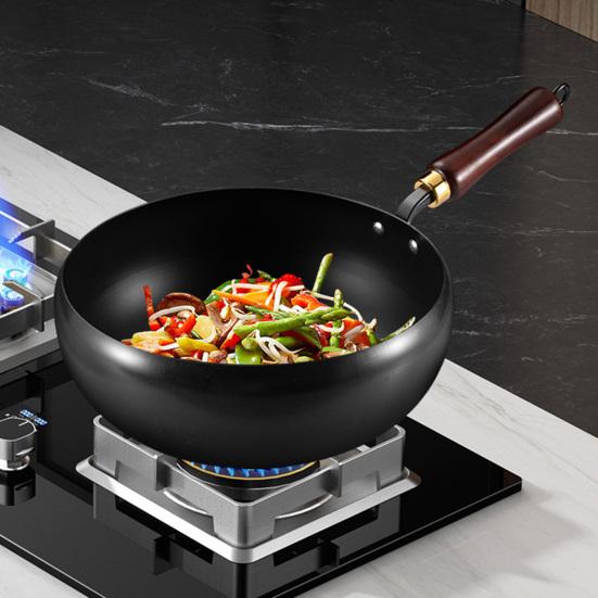 Non-Stick Iron Wok with Wood Handle Traditional Forged Iron Pot for Gas & Induction Stoves Rust-Resistant Uncoated Deep Pot for Frying Stir-Frying