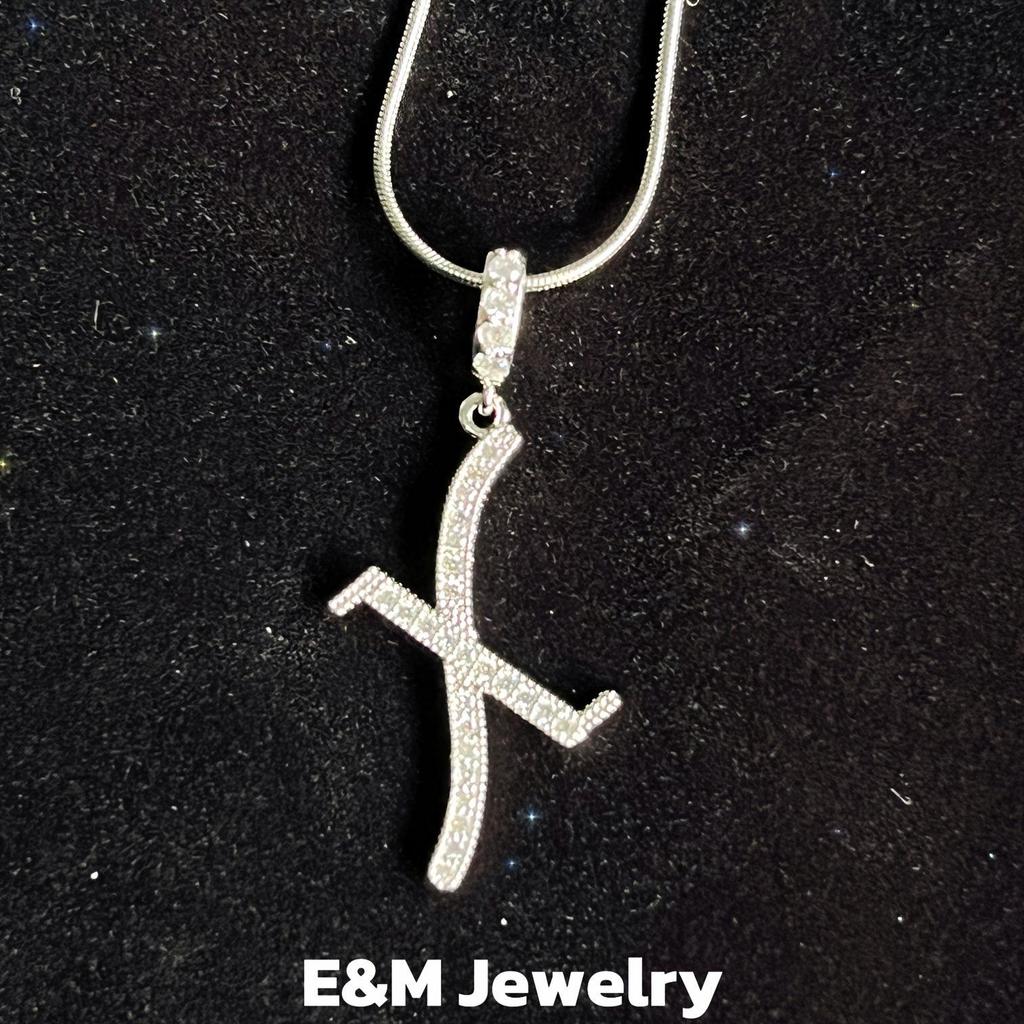 Королевский двор - Ожерелье в стиле «Дрянные девчонки» - Набор подвесок: Крест, Корона и Римская цифра, полностью покрытых цирконием - Роскошный позолоченный медный чокер для женщин