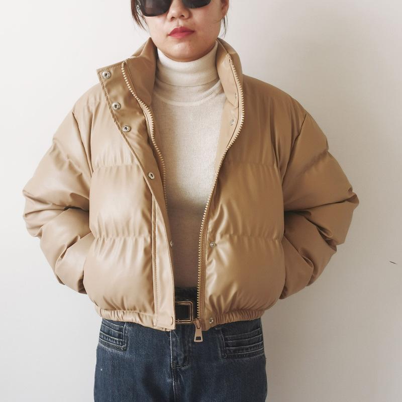 Зимняя кожаная женская короткая хлопковая куртка. Теплая женская модная куртка с воротником-стойкой.