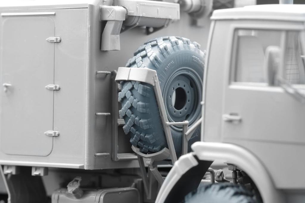 Набор колес для грузовика Пластиковые детали модели SCXWM35009S Scale-X 1/35 KAMAZ-4310 Самодеформирующиеся (7 штук) (для трубача) (Военная техника)