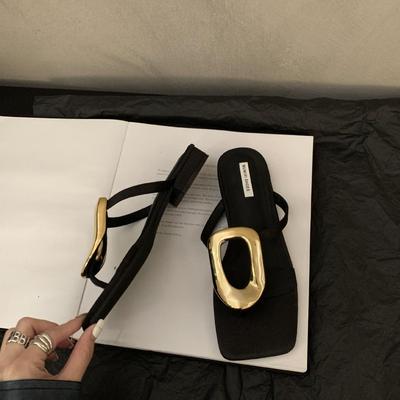 Модные женские шлепанцы Модные металлические темпераментные тапочки Роскошные дизайнерские тапочки Нескользящие плоские шлепанцы Летние новые женские пляжные шлепанцы