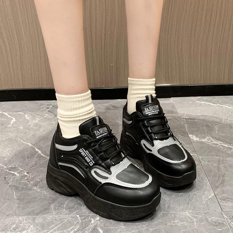 2024 летняя сетчатая новинка женская дорожная обувь спортивная обувь дышащая и универсальная для увеличения роста и демонстрации ног маленькая папина обувь