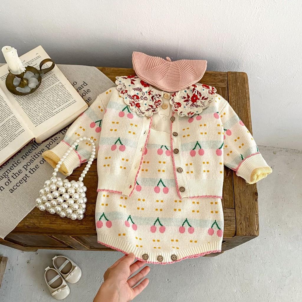 Очаровательный вязаный комплект для девочки с вишневым узором: куртка и ромпер для осени 2023