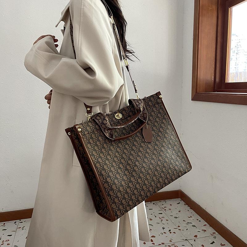 2025 Autumn and Winter New Fashion Trend Large Capacity Tote Bag Shoulder Bag Versatile Retro Exquisite