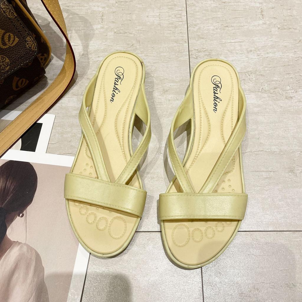 Тапочки женские 2025 года, новая летняя одежда на плоской подошве, женские классные тапочки, повседневные полутапочки, пляжная обувь