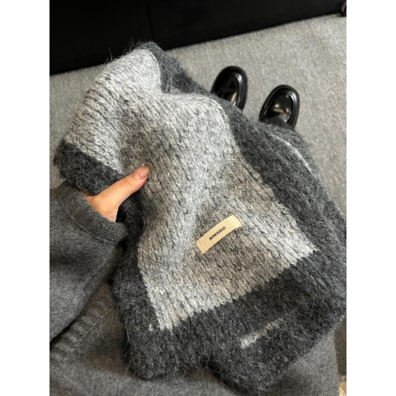 This Autumn and Winter Women's Plush Korean Style Atmosphere Shawl Can Be Worn As An Outer Layer for Both Warmth and Neck Protection