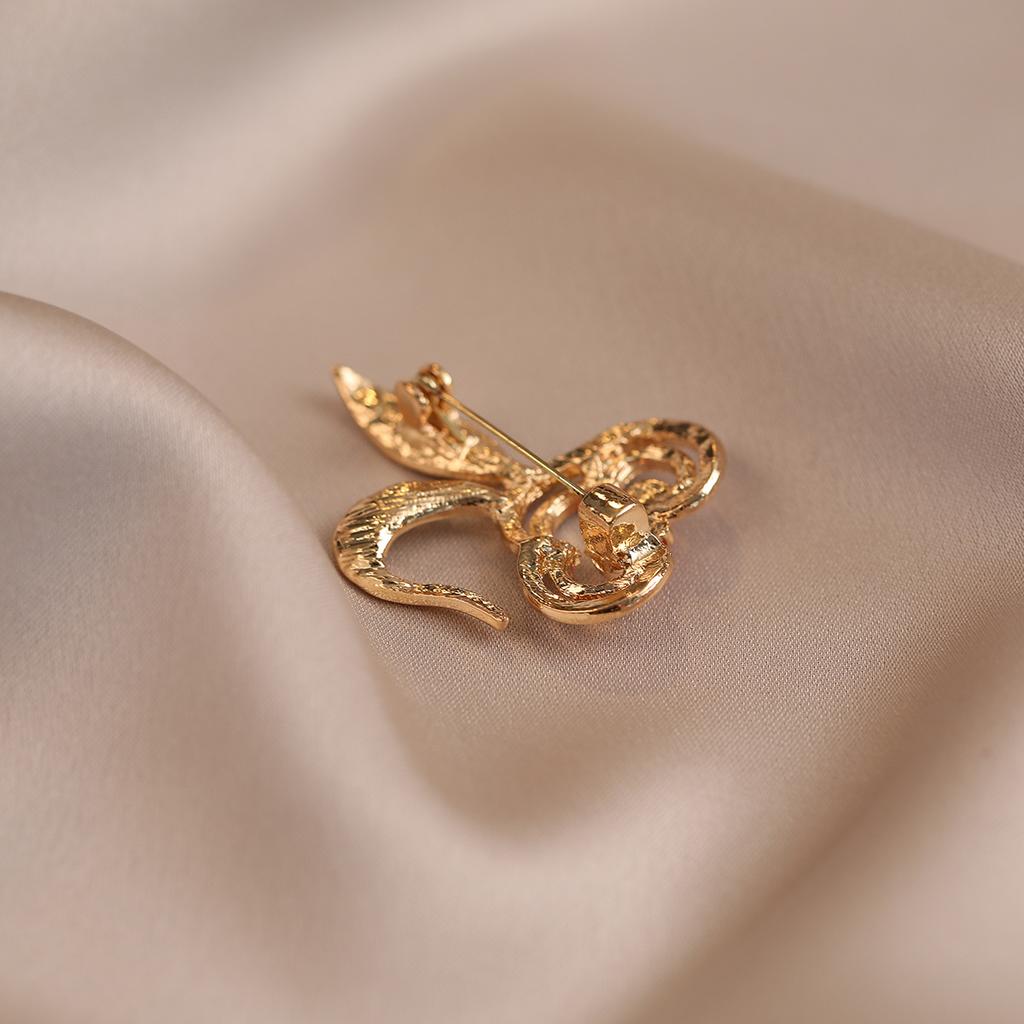 Chinese Style Rabbit Anti-light Brooch Auspicious Cloud Design Sense Fashion Corsage Temperament Pin Coat Suit with Accessories