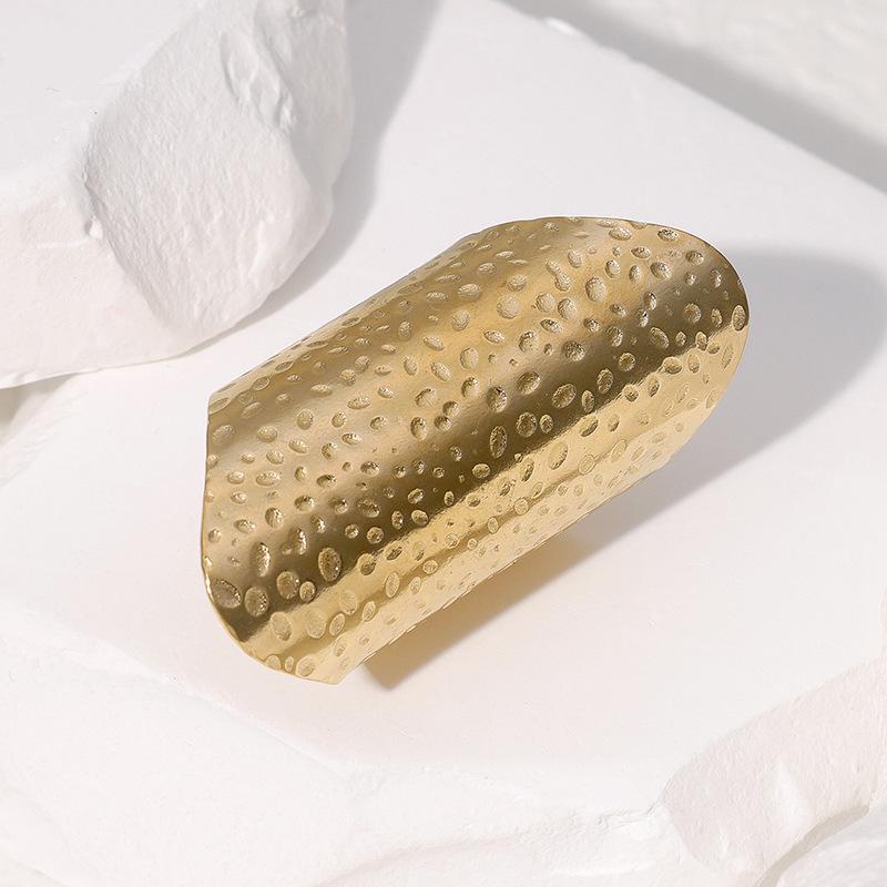 Открытое кольцо из нержавеющей стали с покрытием из 18-каратного золота: Простой, универсальный, нишевый дизайн, стойкий к выцветанию титановый стальной корпус.