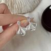 Серьги-кисточки с жемчугом в форме веера из листьев гинкго для женщин - Свежий и роскошный зимний модный аксессуар 2025-2026.