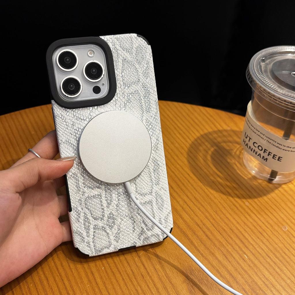 Built in Magnetic Snake Skin Pattern for IPhone 16 ProMax Phone Case for Apple 15 Wristband Holder Case