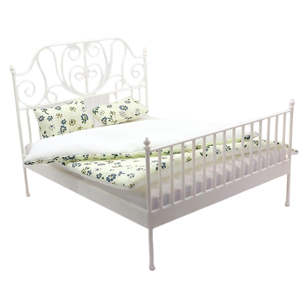 Миниатюрная двуспальная железная кровать в масштабе 1/12 со съемным постельным бельем, модель кукольного домика, реквизит для сцены, украшение для крафт-проекта