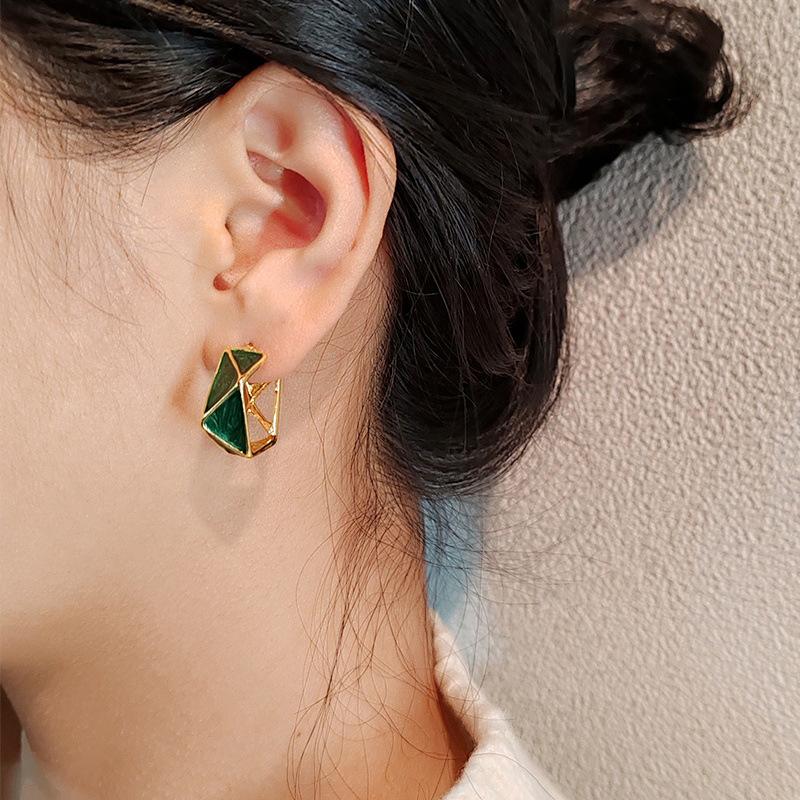 Серьги геометрической формы в форме буквы C зеленого контрастного цвета, высококачественные ретро-серьги, простые французские серьги-гвоздики 925 пробы