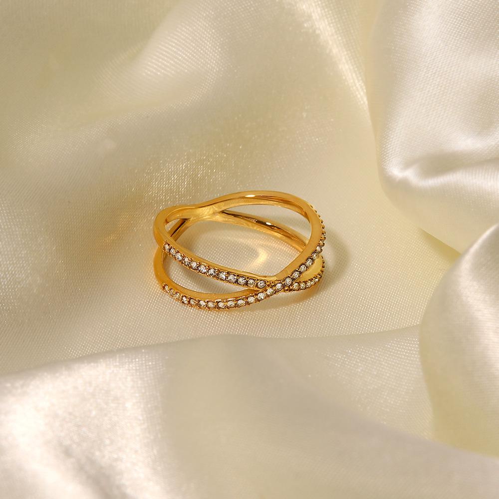 Стильное женское кольцо с бриллиантом на мизинец и крестом — уникальное, универсальное, не выцветающее и популярное в Интернете